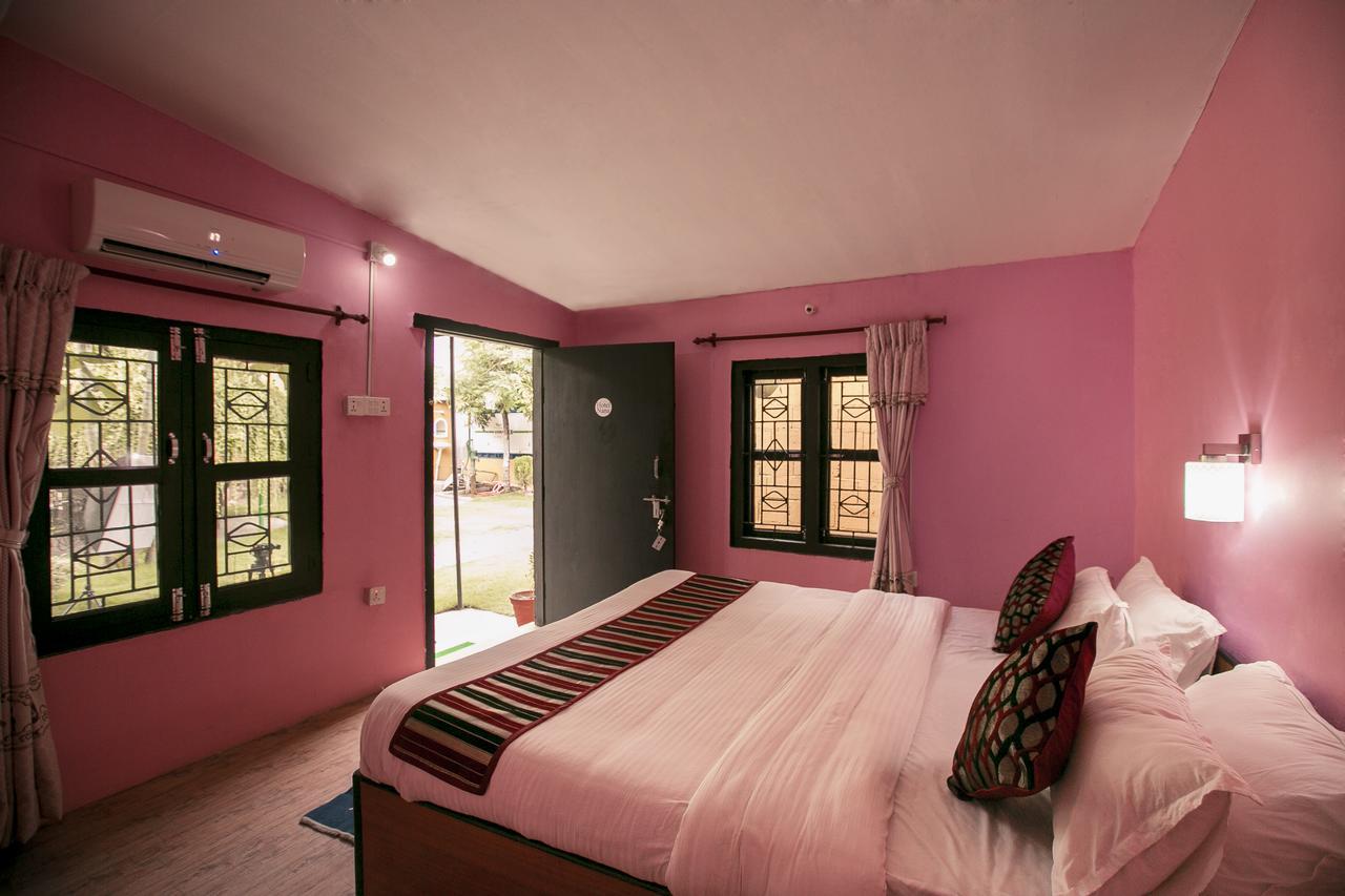 Sauraha Nana Hotel Esterno foto