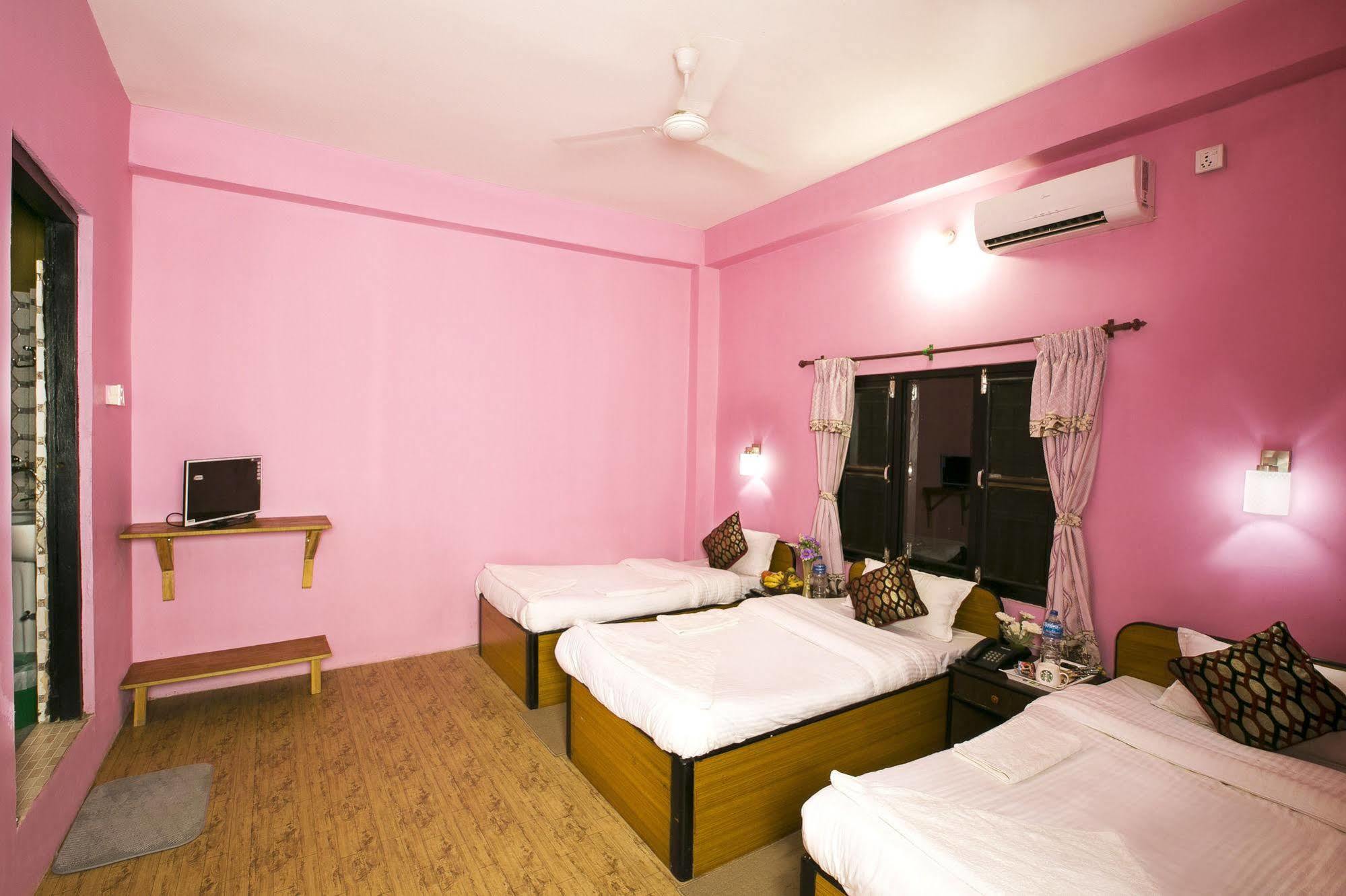Sauraha Nana Hotel Esterno foto