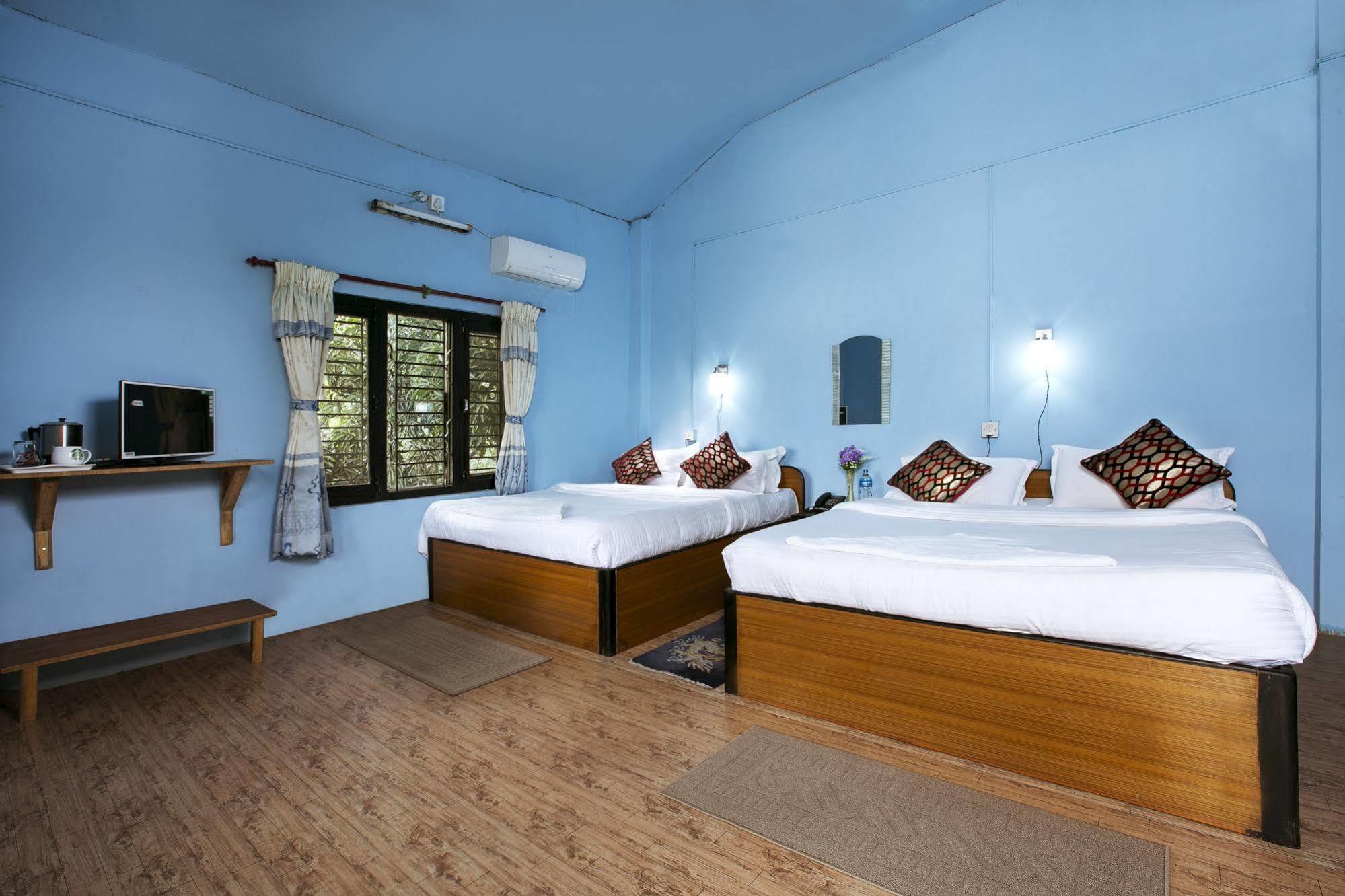 Sauraha Nana Hotel Esterno foto