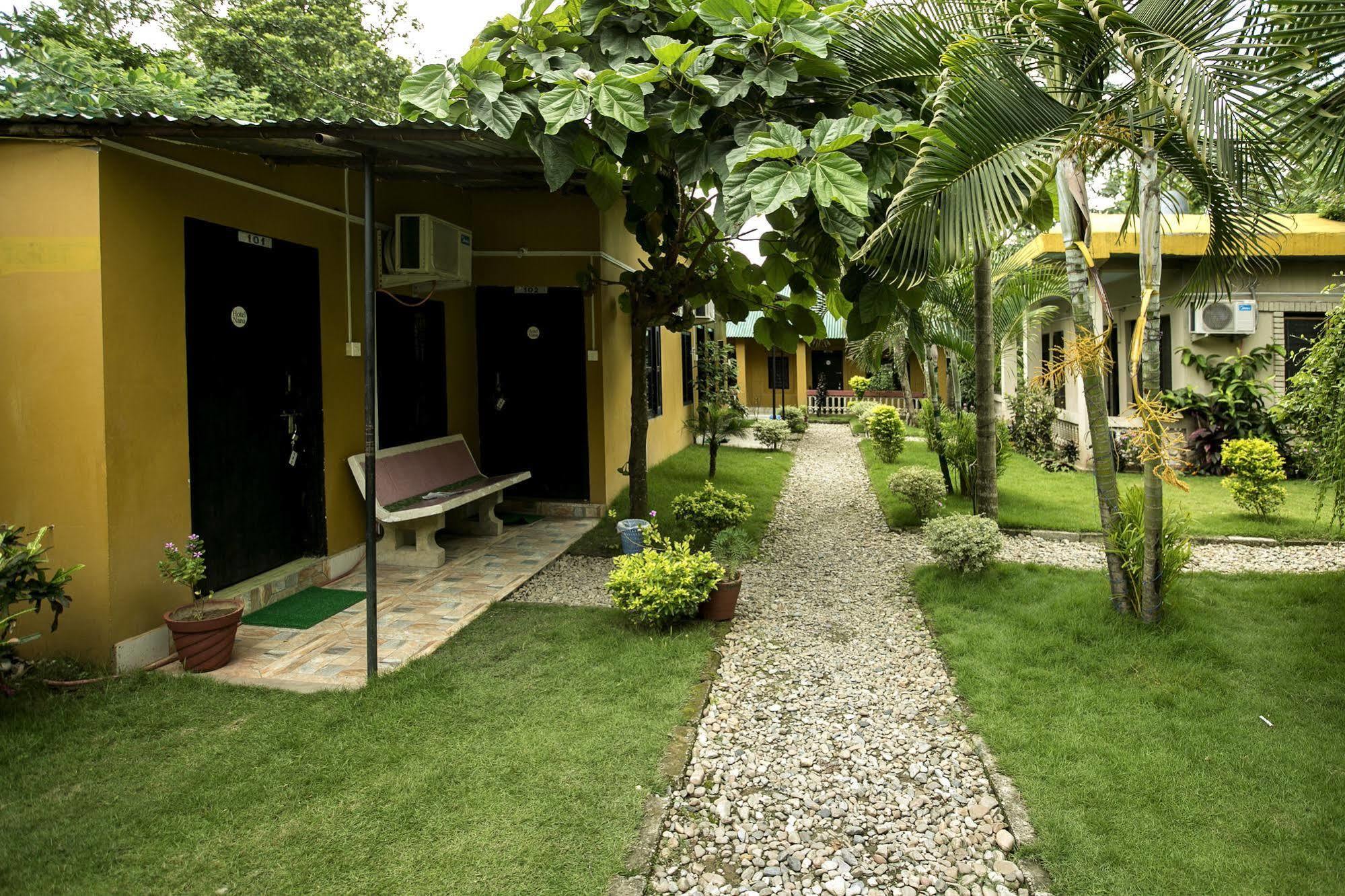 Sauraha Nana Hotel Esterno foto