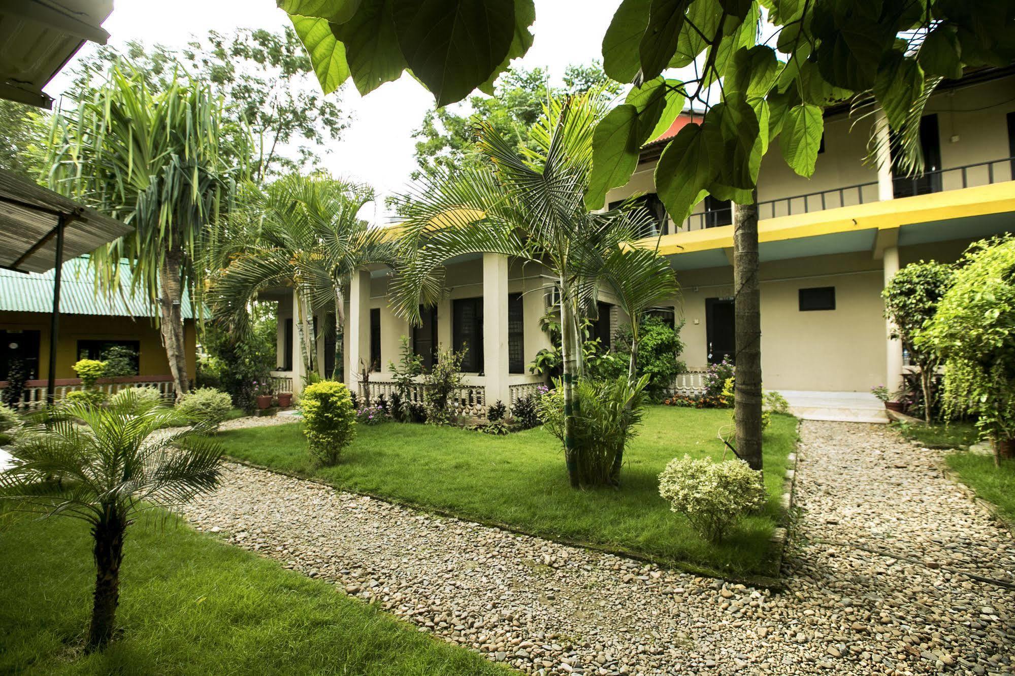 Sauraha Nana Hotel Esterno foto